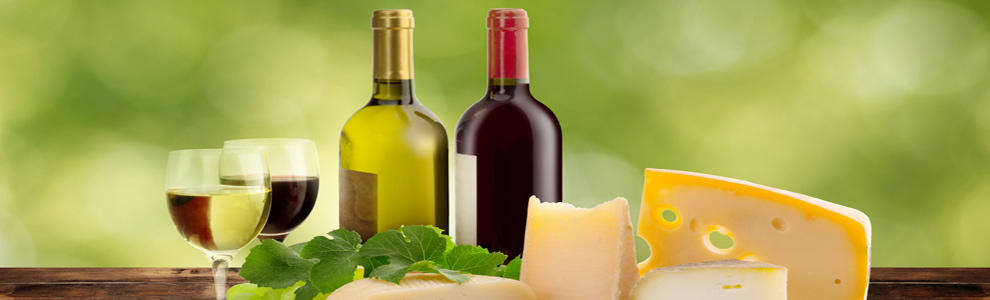 Käse mit je einem Weiss- und Rotwein