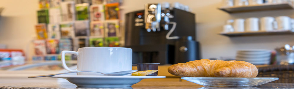 Tasse auf Tisch im Ladenbistro