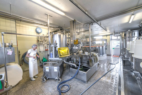 Käserei innen mit Geräten