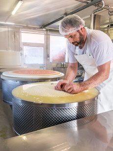 Käsermeister an der Arbeit