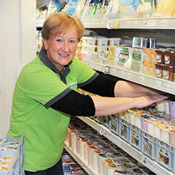 Manuela Schütz vor Milchprodukten