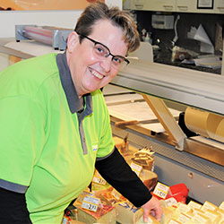 Ruth Wüthrich an der Kasse sitzend